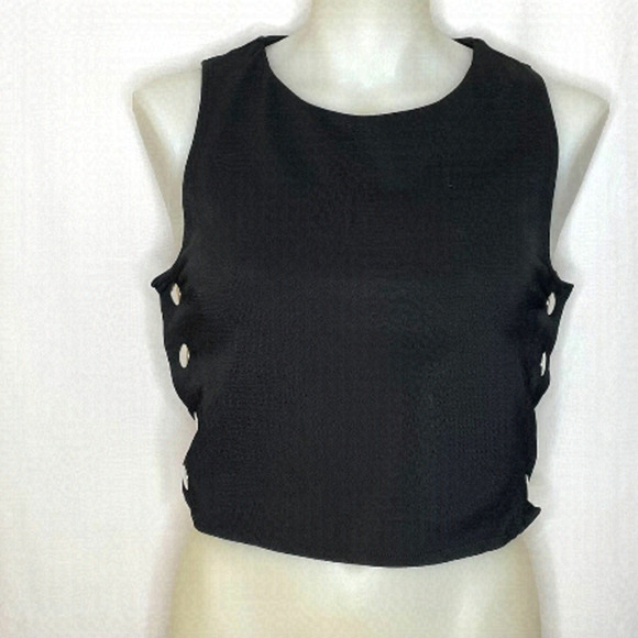 Black sleeveless top with silver side snaps 💚🌻 - Picture 1 of 5